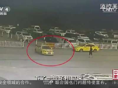 [视频]重庆：女童被压车底 众人合力抬车救人