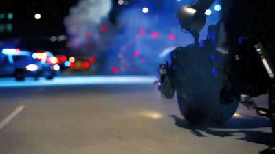 《黑暗骑士崛起》片段：蝙蝠侠骑完摩托开飞机，警察都看懵B了！