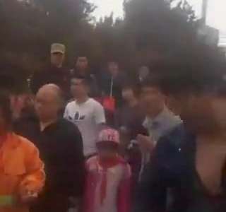 [视频]实拍郑州两男子当街围殴女环卫工 遭围观者暴打