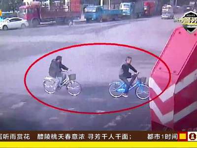 两男子街头“唱双簧” 利用假铂金钻戒行骗