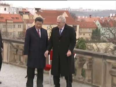 [视频]习近平同捷克总统共同参观斯特拉霍夫图书馆并话别