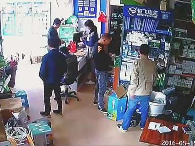 衡阳：窃贼分工盗窃 店内视频全记录