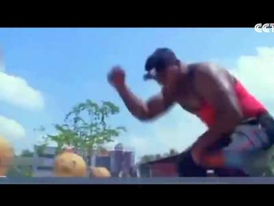 [视频]猛男徒手劈椰子分分钟124个 有人心疼椰子汁吗？