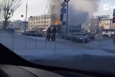 [视频]实拍俄罗斯货车当街起火 围观群众扔雪球灭火