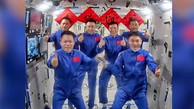 3名航天员顺利进驻中国空间站两个航天员乘组拍下“全家福”