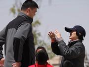 特殊少年参赛引围观 姚明对孩子手足无措