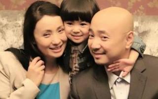 徐峥忙事业陶虹带女儿 徐小宝自来卷发萌萌哒
