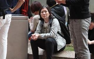 蓝洁瑛蹲坐路边吸烟 乱撒烟灰遭鄙夷