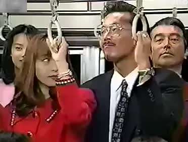 <em>美女</em>在卧室偷摸玩<em>振动棒</em> 家人闯入现场超尴尬