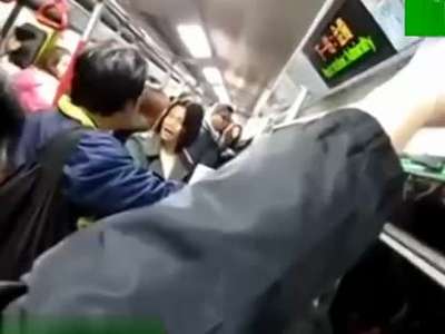香港地铁车厢内:上海阿姨大战香港男子