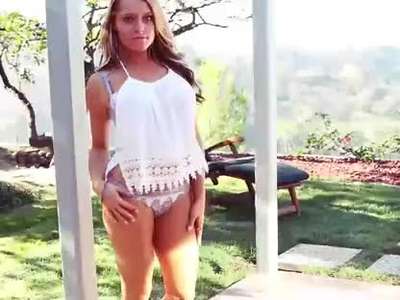 女模泳衣秀频走光图片
