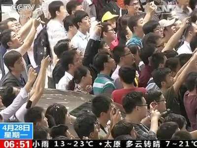 [视频]北京车展：火爆现场 看车还是看人？