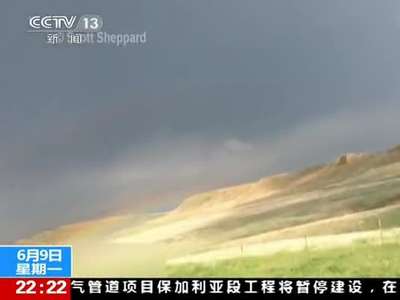 [视频]惊悚！实拍闪电击中汽车劈碎大树瞬间