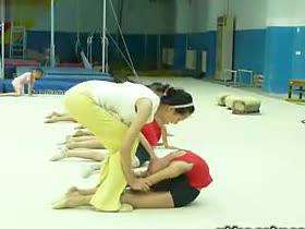 艺术体操基本功训练:压肩、压腰_百度影视