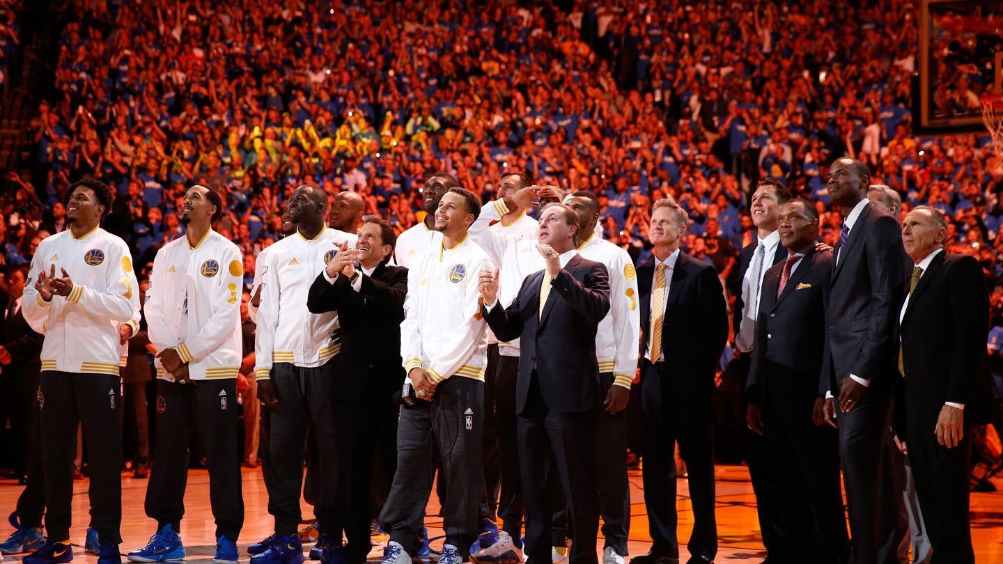 荣耀加身!唯美慢放勇士队冠军颁奖仪式